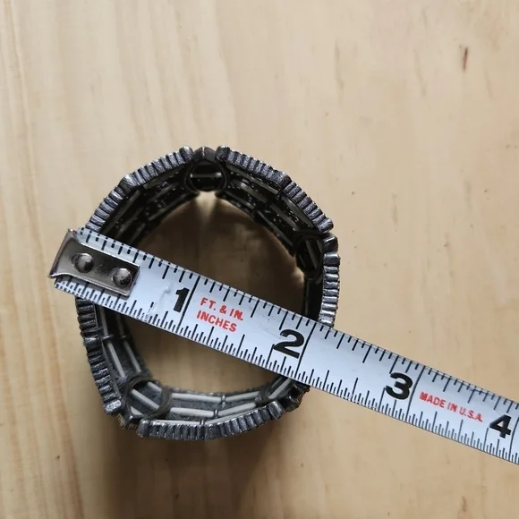 Premier Designs Victorian-style Filigree with Peridot Stretch Bracelet - Picture 8 of 9